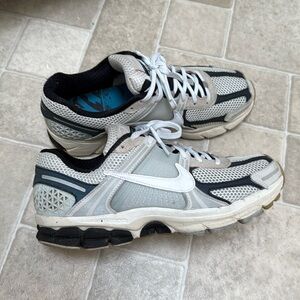 Nike vomero 5 size 9
